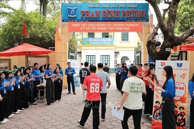 Thí sinh dự thi tại điểm trường THPT Phan Đình Phùng. Ảnh: Lê Đông - TTXVN