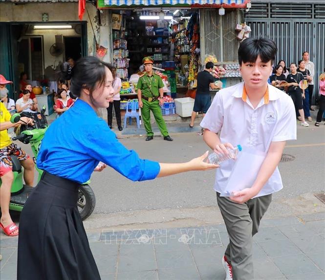 Thí sinh tại Điểm thi trường THPT Đoàn Kết - Hai Bà Trưng (phường Bạch Mai) trước khi bước vào môn thi đầu tiên Kỳ thi tốt nghiệp THPT năm 2026. Ảnh: Khánh Hoà - TTXVN 