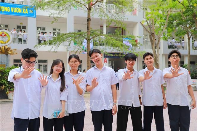 Thí sinh tại Điểm thi trường THPT Đoàn Kết - Hai Bà Trưng (phường Bạch Mai) trước khi bước vào môn thi đầu tiên Kỳ thi tốt nghiệp THPT năm 2026. Ảnh: Khánh Hoà - TTXVN 