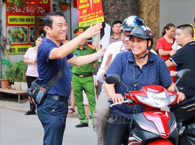 Thí sinh tại Điểm thi trường THPT Đoàn Kết - Hai Bà Trưng (phường Bạch Mai) trước khi bước vào môn thi đầu tiên Kỳ thi tốt nghiệp THPT năm 2026. Ảnh: Khánh Hoà - TTXVN 