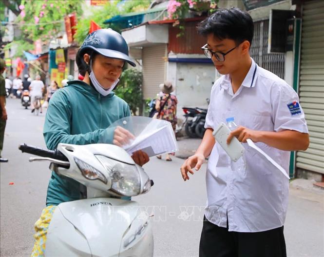 Thí sinh tại Điểm thi trường THPT Đoàn Kết - Hai Bà Trưng (phường Bạch Mai) trước khi bước vào môn thi đầu tiên Kỳ thi tốt nghiệp THPT năm 2026. Ảnh: Khánh Hoà - TTXVN 