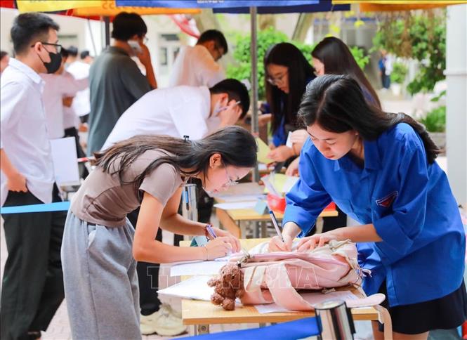 Thí sinh tại Điểm thi trường THPT Đoàn Kết - Hai Bà Trưng (phường Bạch Mai) trước khi bước vào môn thi đầu tiên Kỳ thi tốt nghiệp THPT năm 2026. Ảnh: Khánh Hoà - TTXVN 