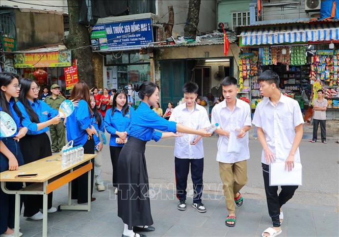 Thí sinh tại Điểm thi trường THPT Đoàn Kết - Hai Bà Trưng (phường Bạch Mai) trước khi bước vào môn thi đầu tiên Kỳ thi tốt nghiệp THPT năm 2026. Ảnh: Khánh Hoà - TTXVN 