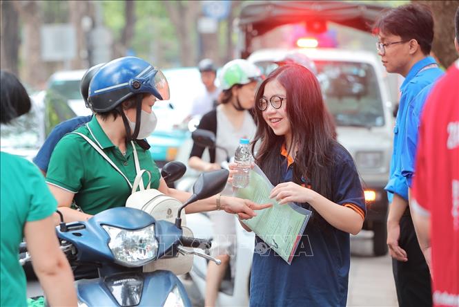 Phụ huynh ôm, động viên con em trước khi bước vào điểm thi Kỳ thi tốt nghiệp THPT năm 2026 tại điểm thi trường THPT Phan Đình Phùng. Ảnh: Lê Đông - TTXVN