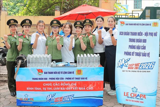 Ban thanh niên Bộ Tư lệnh cảnh vệ tiếp sức mùa thi 2026 tại điểm thi trường THPT Phan Đình Phùng. Ảnh: Lê Đông - TTXVN