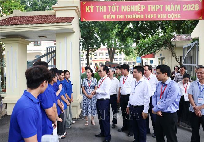 Bộ trưởng Bộ Giáo dục và Đào tạo Hoàng Minh Sơn động viên, trao đổi cùng các lực lượng phục vụ kỳ thi Tốt nghiệp THPT năm 2026 tại tỉnh Hưng Yên. Ảnh: Thanh Tùng - TTXVN