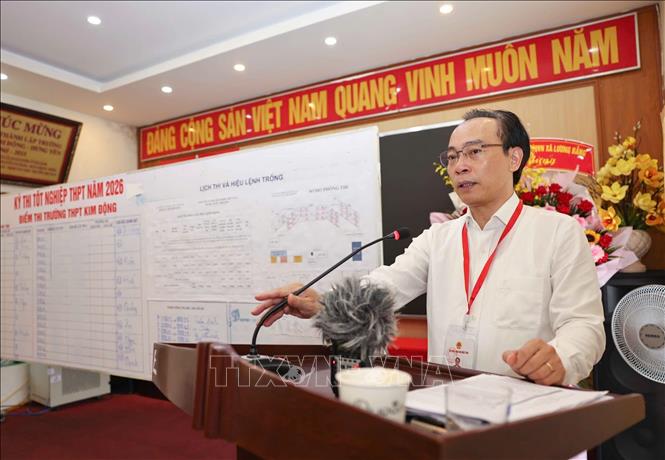 Bộ trưởng Bộ Giáo dục và Đào tạo Hoàng Minh Sơn căn dặn, động viên cán bộ làm việc tại điểm thi Trường THPT Kim Động (Hưng Yên). Ảnh: Thanh Tùng - TTXVN