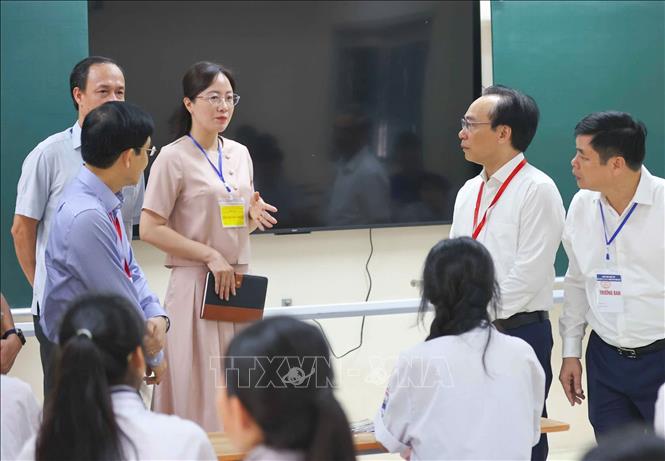 Bộ trưởng Bộ Giáo dục và Đào tạo Hoàng Minh Sơn động viên thí sinh và lưu ý với cán bộ làm thi. Ảnh: Thanh Tùng - TTXVN
