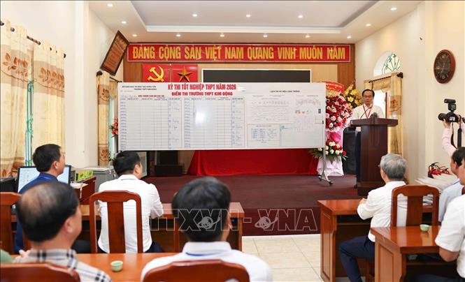 Bộ trưởng Bộ Giáo dục và Đào tạo Hoàng Minh Sơn căn dặn, động viên cán bộ làm việc tại điểm thi Trường THPT Kim Động (Hưng Yên). Ảnh: Thanh Tùng - TTXVN