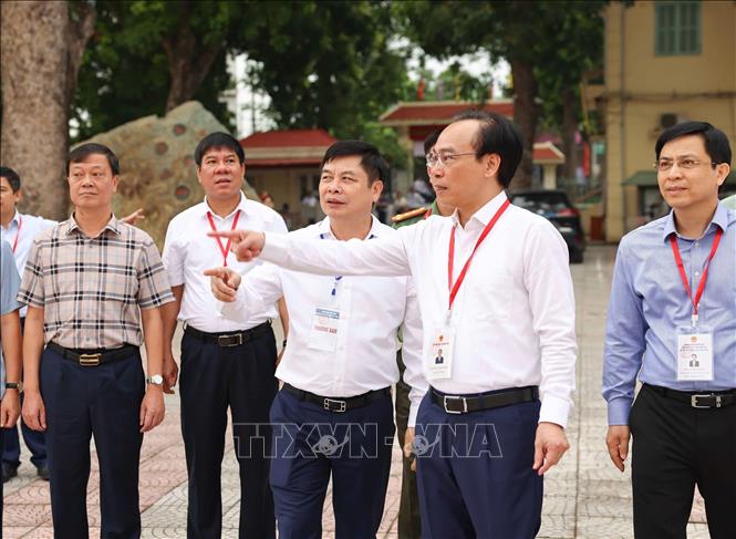Bộ trưởng Bộ Giáo dục và Đào tạo Hoàng Minh Sơn cùng đoàn công tác tại điểm thi Trường THPT Kim Động (Hưng Yên). Ảnh: Thanh Tùng - TTXVN