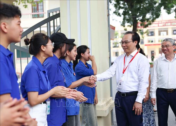 Bộ trưởng Bộ Giáo dục và Đào tạo Hoàng Minh Sơn động viên, trao đổi cùng các lực lượng phục vụ kỳ thi Tốt nghiệp THPT năm 2026 tại tỉnh Hưng Yên. Ảnh: Thanh Tùng - TTXVN