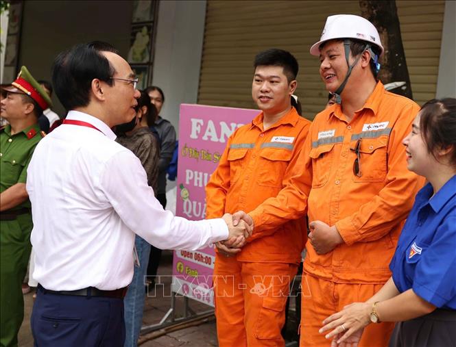 Bộ trưởng Bộ Giáo dục và Đào tạo Hoàng Minh Sơn động viên, trao đổi cùng các lực lượng phục vụ kỳ thi Tốt nghiệp THPT năm 2026 tại tỉnh Hưng Yên. Ảnh: Thanh Tùng - TTXVN