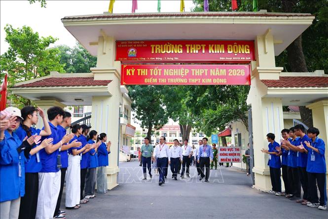 Bộ trưởng Bộ Giáo dục và Đào tạo Hoàng Minh Sơn cùng đoàn công tác tại điểm thi Trường THPT Kim Động (Hưng Yên). Ảnh: Thanh Tùng - TTXVN
