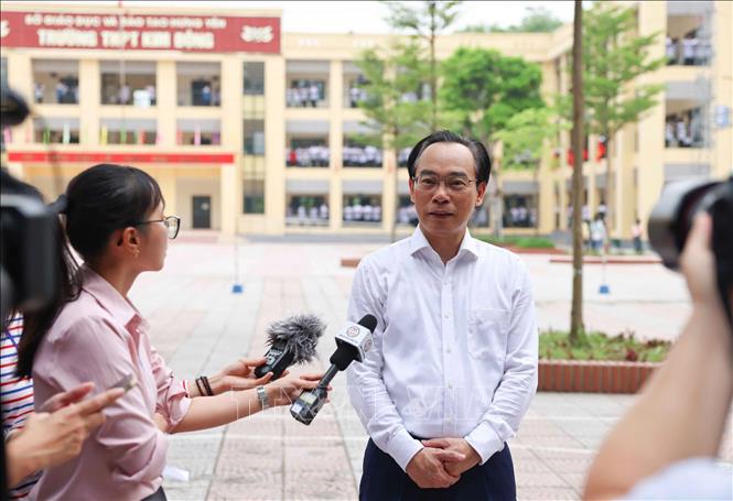 Bộ trưởng Bộ Giáo dục và Đào tạo Hoàng Minh Sơn trả lời phỏng vấn của cơ quan thông tấn, báo chí. Ảnh: Thanh Tùng - TTXVN