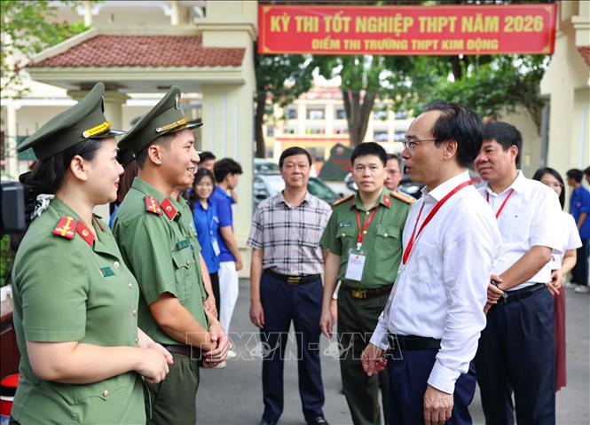 Bộ trưởng Bộ Giáo dục và Đào tạo Hoàng Minh Sơn động viên, trao đổi cùng các lực lượng phục vụ kỳ thi Tốt nghiệp THPT năm 2026 tại tỉnh Hưng Yên. Ảnh: Thanh Tùng - TTXVN