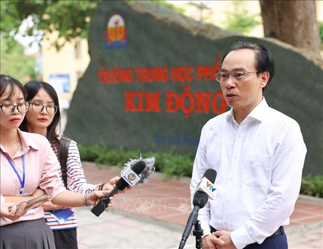 Bộ trưởng Bộ Giáo dục và Đào tạo Hoàng Minh Sơn trả lời phỏng vấn của cơ quan thông tấn, báo chí. Ảnh: Thanh Tùng - TTXVN
