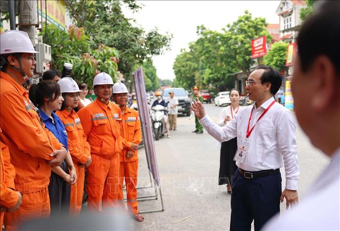 Bộ trưởng Bộ Giáo dục và Đào tạo Hoàng Minh Sơn động viên, trao đổi cùng các lực lượng phục vụ kỳ thi Tốt nghiệp THPT năm 2026 tại tỉnh Hưng Yên. Ảnh: Thanh Tùng - TTXVN