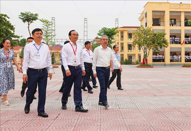 Bộ trưởng Bộ Giáo dục và Đào tạo Hoàng Minh Sơn cùng đoàn công tác tại điểm thi Trường THPT Kim Động (Hưng Yên). Ảnh: Thanh Tùng - TTXVN