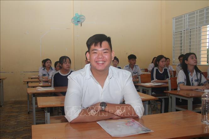 Over 19,600 students in the southernmost province of Ca Mau take the high-school graduation examination. VNA Photo
