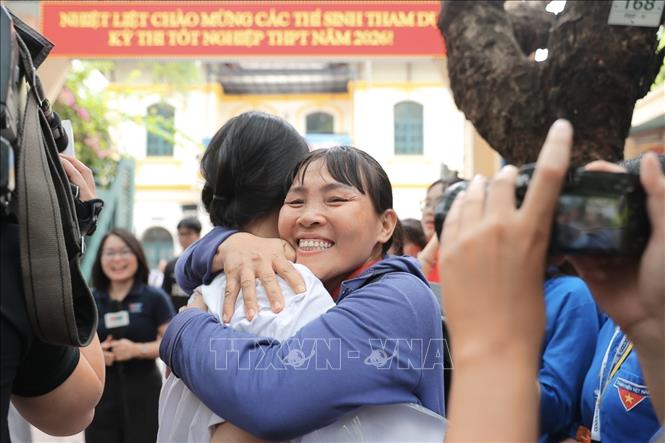 Thí sinh hoàn thành môn thi đầu tiên tại điểm thi Trường THPT Phan Đình Phùng (Hà Nội). Ảnh: Minh Quyết - TTXVN