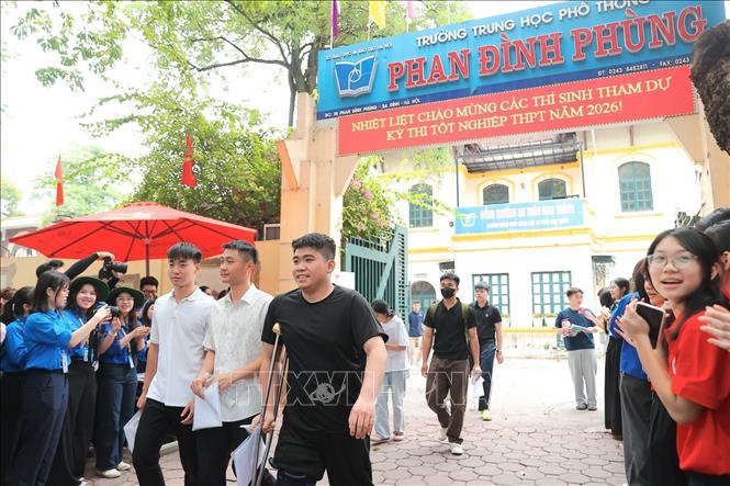 Thí sinh hoàn thành môn thi đầu tiên tại điểm thi Trường THPT Phan Đình Phùng (Hà Nội). Ảnh: Minh Quyết - TTXVN