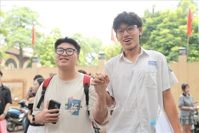 Thí sinh hoàn thành môn thi đầu tiên tại điểm thi Trường THPT Phan Đình Phùng (Hà Nội). Ảnh: Minh Quyết - TTXVN