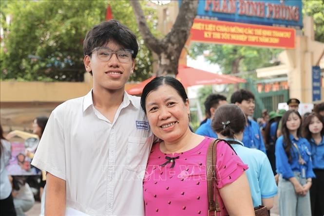 Thí sinh hoàn thành môn thi đầu tiên tại điểm thi Trường THPT Phan Đình Phùng (Hà Nội). Ảnh: Minh Quyết - TTXVN