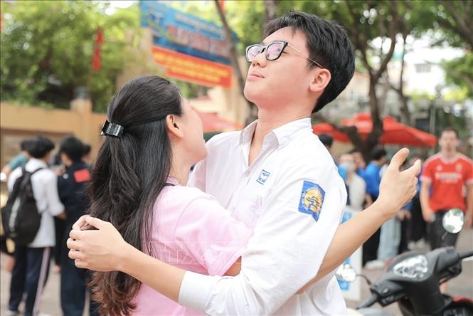 Thí sinh hoàn thành môn thi đầu tiên tại điểm thi Trường THPT Phan Đình Phùng (Hà Nội). Ảnh: Minh Quyết - TTXVN