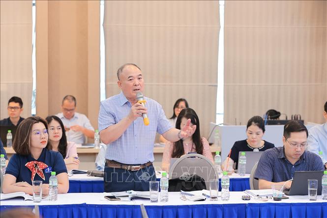Ông Phan Thanh Uy, Phó Chủ tịch Thường trực kiêm Tổng Thư ký Hiệp hội Vận tải ô tô Việt Nam (VATA) thảo luận, góp ý dự thảo Luật. Ảnh: Lê Đông - TTXVN