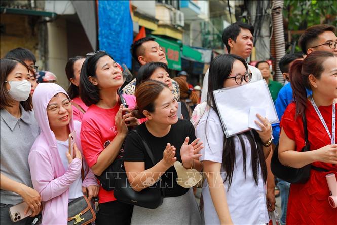Tâm trạng hồi hộp của phụ huynh chờ thí sinh hoàn thành bài thi. Ảnh: Khánh Hoà - TTXVN