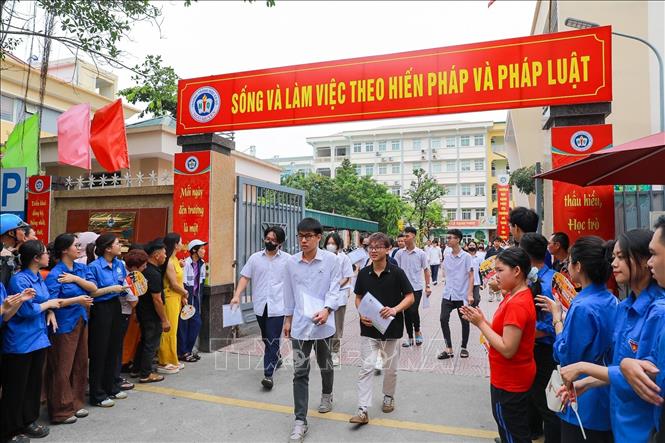 Thí sinh tại điểm trường THCS Ngô Quyền (phường Bạch Mai) hoàn thành môn thi đầu kỳ thi tốt nghiệp THPT năm 2026. Ảnh: Khánh Hoà - TTXVN