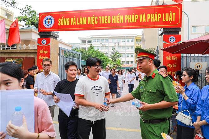 Thí sinh tại điểm Trường THCS Ngô Quyền (phường Bạch Mai) hoàn thành môn thi đầu tiên. Ảnh: Khánh Hoà - TTXVN