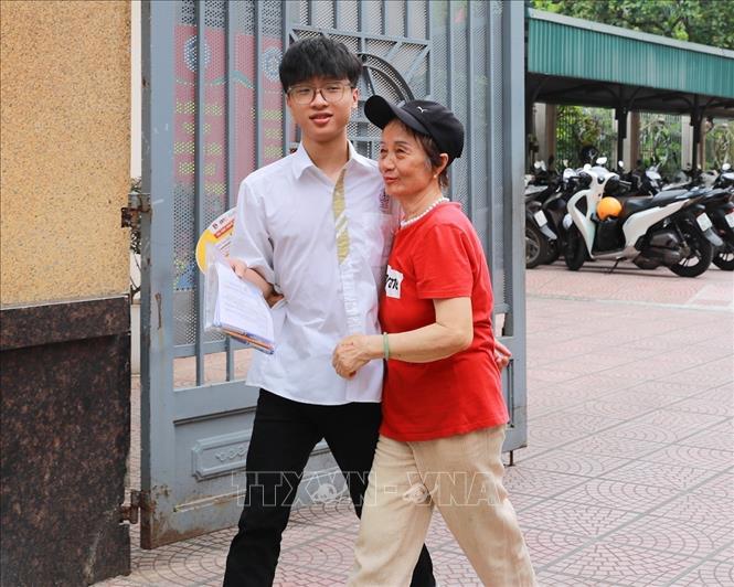 Thí sinh sau khi hoàn thành môn thi đầu kỳ thi tốt nghiệp THPT năm 2026 tại điểm trường THCS Ngô Quyền (phường Bạch Mai). Ảnh: Khánh Hoà - TTXVN