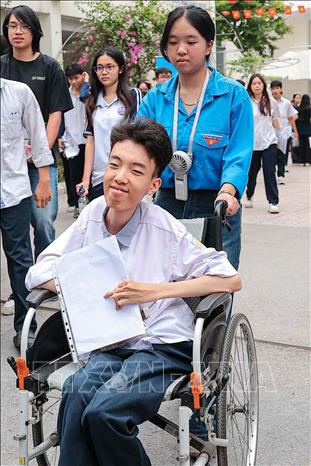 Đinh Thanh Sơn nỗ lực học tập và mong muốn vào Trường Đại học Luật Hà Nội. Ảnh: Phạm Tuấn Anh - TTXVN