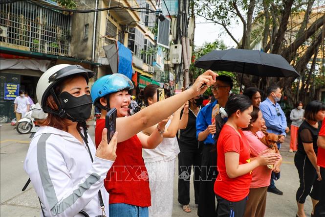 Tâm trạng hồi hộp của phụ huynh chờ đón thí sinh hoàn thành bài môn thi đầu tiên. Ảnh: Khánh Hoà - TTXVN
