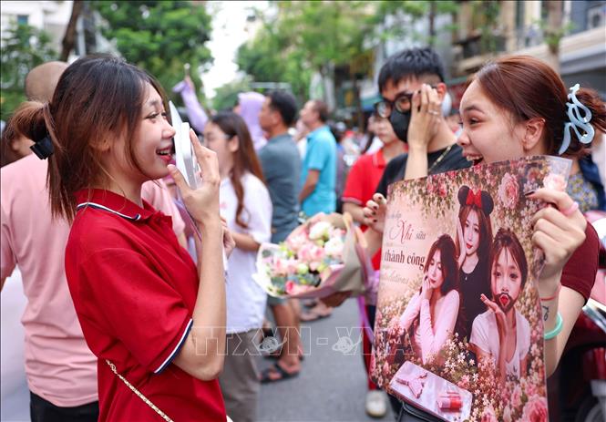 Thí sinh phấn khởi hoàn thành môn thi đầu tiên tại điểm thi Trường THCS Ngô Sĩ Liên (phường Cửa Nam). Ảnh: Thanh Tùng - TTXVN 