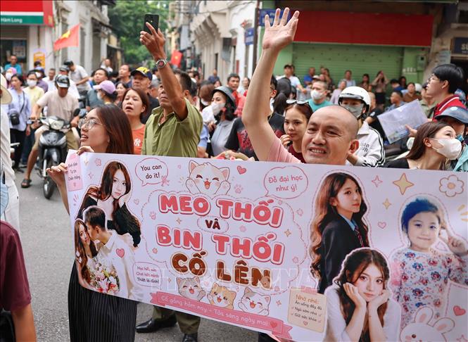 Phụ huynh, người thân chờ đón thí sinh bên ngoài điểm thi Trường THCS Ngô Sĩ Liên (phường Cửa Nam). Ảnh: Thanh Tùng - TTXVN