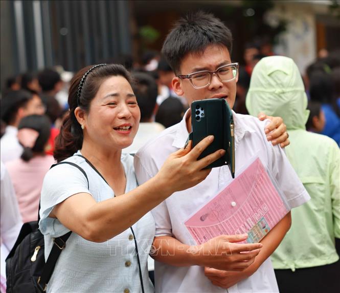 Cảm xúc hân hoan của phụ huynh khi đón thí sinh sau môn thi đầu tiên. Ảnh: Thanh Tùng - TTXVN