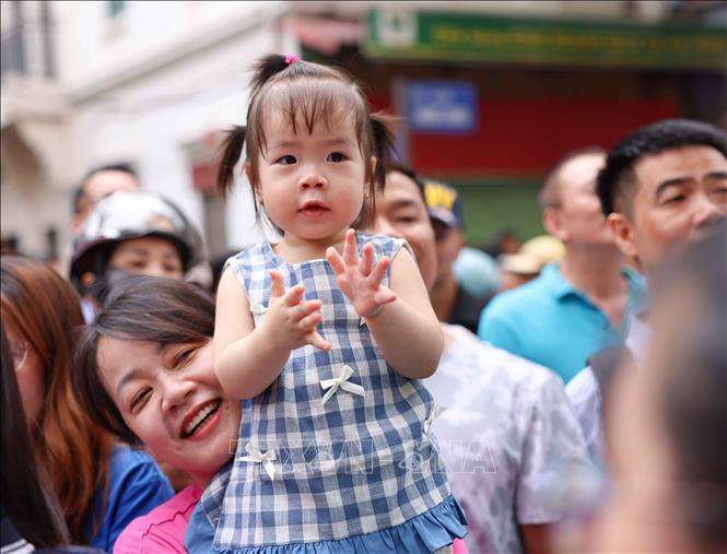 Phụ huynh, người thân chờ đón thí sinh bên ngoài điểm thi Trường THCS Ngô Sĩ Liên (phường Cửa Nam). Ảnh: Thanh Tùng - TTXVN