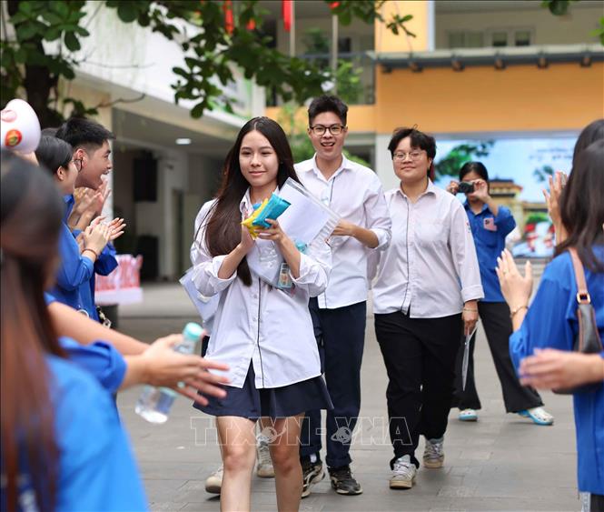 Thí sinh hoàn thành môn thi đầu tiên tại điểm thi Trường THCS Ngô Sĩ Liên (phường Cửa Nam). Ảnh: Thanh Tùng - TTXVN 