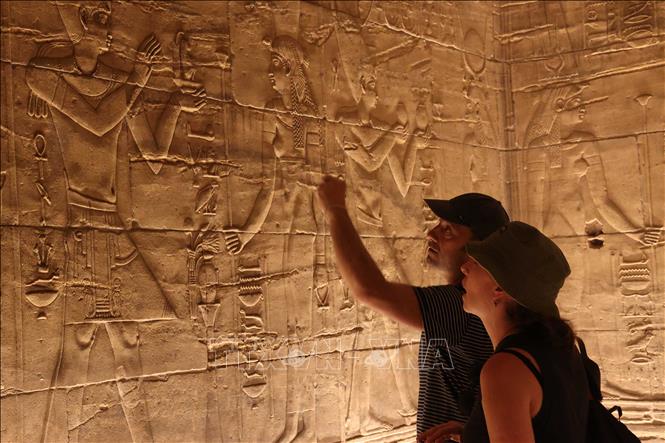 Khách du lịch tham quan Đền Philae ở Aswan, Ai Cập, ngày 10/6/2026. Ảnh: THX/TTXVN