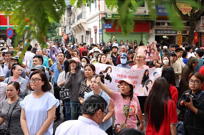 Phụ huynh, người thân chờ đón thí sinh bên ngoài điểm thi Trường THCS Ngô Sĩ Liên (phường Cửa Nam). Ảnh: Thanh Tùng - TTXVN