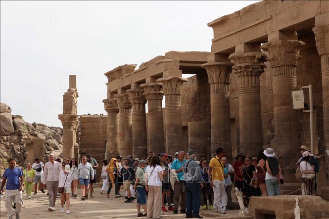 Khách du lịch tham quan Đền Philae ở Aswan, Ai Cập, ngày 10/6/2026. Ảnh: THX/TTXVN