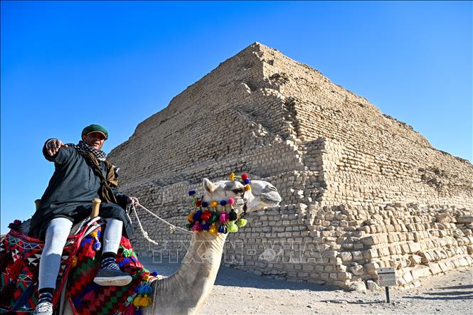 Khách du lịch tham quan kim tự tháp ở Giza, Ai Cập. Ảnh: THX/TTXVN