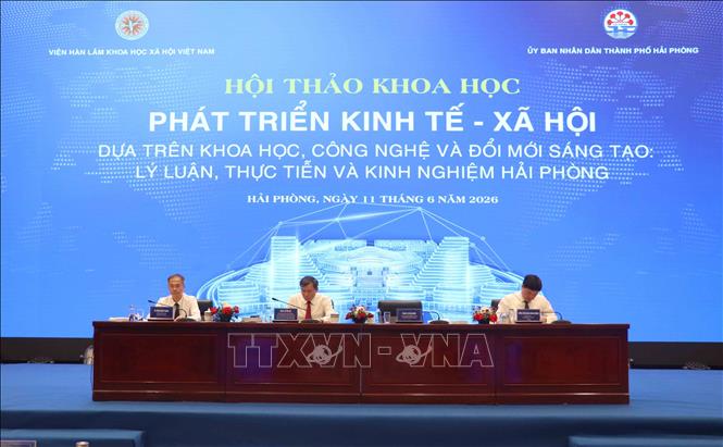 Đại biểu chủ trì Hội thảo. Ảnh: Hoàng Ngọc – TTXVN 