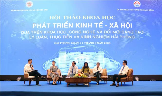 Các đại biểu tọa đàm tại Hội thảo. Ảnh: Hoàng Ngọc – TTXVN 