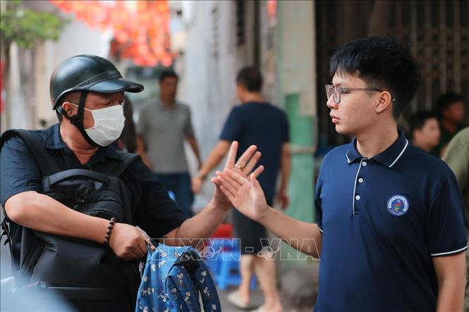 Đồng hành cùng sĩ tử tại điểm thi trường THPT Nguyễn Gia Thiều (Hà Nội). Ảnh: Minh Quyết - TTXVN