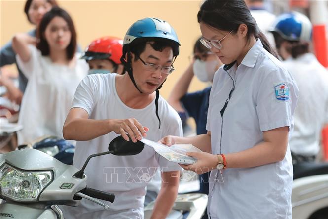 Đồng hành cùng sĩ tử tại điểm thi trường THPT Nguyễn Gia Thiều (Hà Nội). Ảnh: Minh Quyết - TTXVN