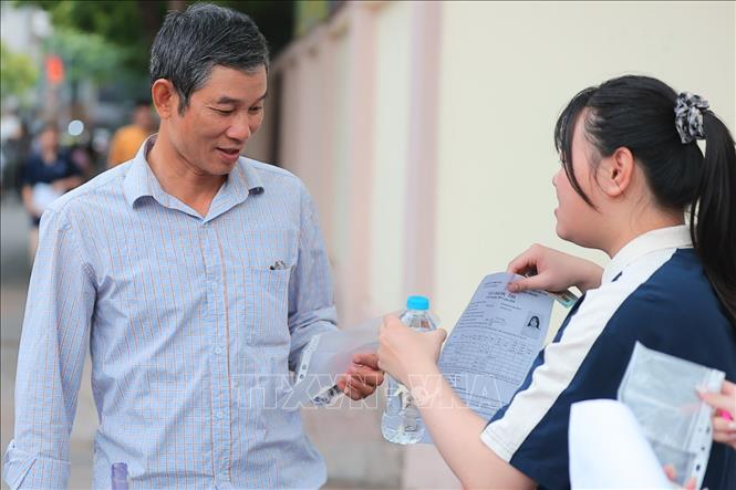 Đồng hành cùng sĩ tử tại điểm thi trường THPT Nguyễn Gia Thiều (Hà Nội). Ảnh: Minh Quyết - TTXVN