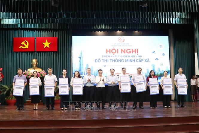 Trao tặng Kiosk thông minh cho 10 địa phương có nhu cầu thực tế, đủ điều kiện về nhân lực, kỹ thuật để tiếp nhận. Ảnh: Tiến Lực - TTXVN